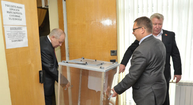 Голосование за главу городского округа было тайным. Владиславу Изотову (справа) и Николаю Шайдурову (слева) было доверено произвести подсчет голосов
